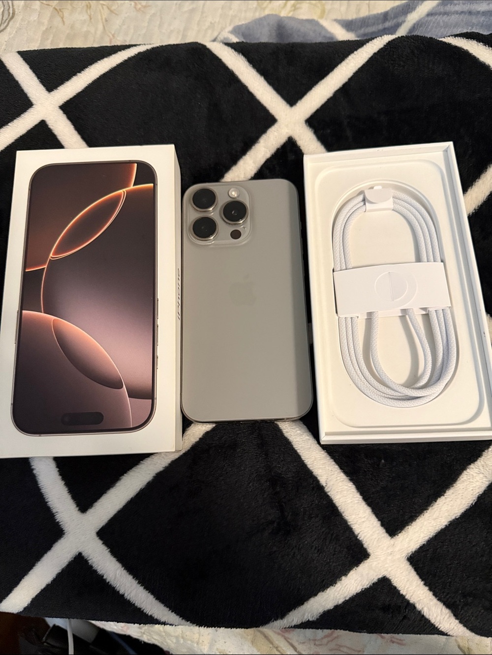 Apple iPhone 16 Pro 512 gbs - Desert Titanium